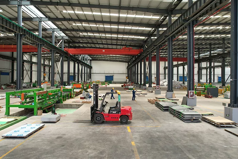 沐兰供水水箱工厂师傅们在加工