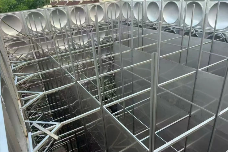 师傅在箱体加装方形水箱内部拉筋加固