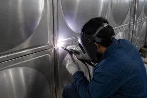 维修人员对消防不锈钢水箱进行氩弧焊修复